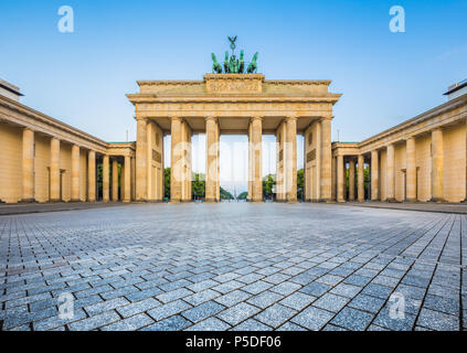 Famoso Brandenburger Tor (Porta di Brandeburgo), uno dei più noti monumenti e simboli nazionali della Germania, in beautiful Golden. La luce del mattino presso Sun Foto Stock