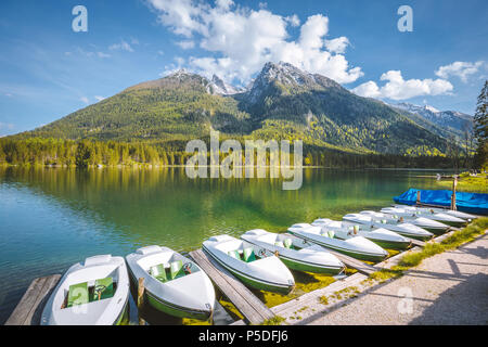Bella vista delle tradizionali imbarcazioni passeggeri su SCENIC Hintersee lago in una bella giornata di sole in estate, Baviera, Germania Foto Stock