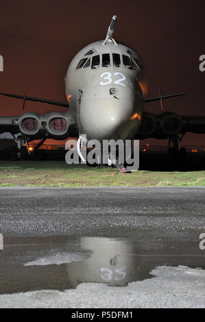 Hawker Siddeley Nimrod MR2 XV232 ex RAF, aereo da pattugliamento marittimo della Royal Air Force presso l'Aeroporto di Coventry di notte con riflessi in acqua pozzanghera Foto Stock