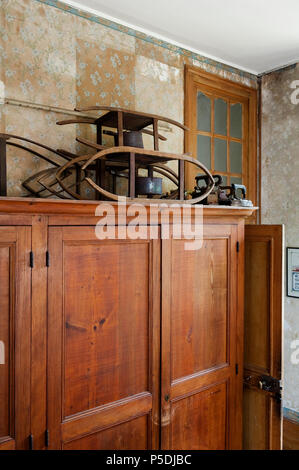 Antico tavolo da stiro sulla parte superiore della credenza in legno Foto Stock