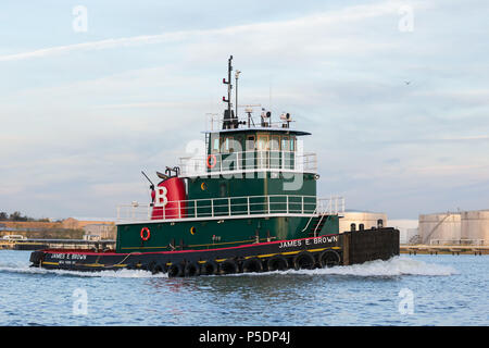 Thomas J. Brown & Sons green rimorchiatore James E. Brown in direzione est per il kill Van Kull; il porto di New York, Stati Uniti d'America Foto Stock