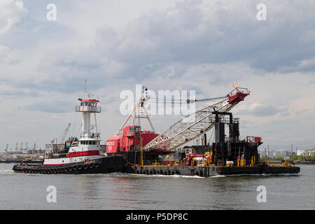 Settimane Marine Tug Katherine in direzione est per il porto di New York con settimane 551. Foto Stock