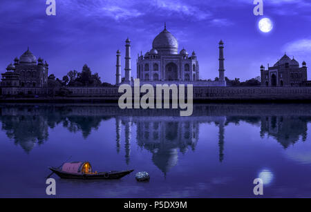 Taj Mahal Agra nella notte di luna piena con la barca di legno sul fiume Yamuna. Fotografia scattata da Mehtab Bagh. Foto Stock