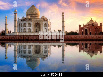 Taj Mahal Agra India con porta est al tramonto con moody sky. Foto Stock