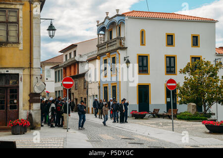 Turisti ebraica di Belmonte, Portogallo. La città ha una forte eredità ebraica fin dal medioevo Foto Stock