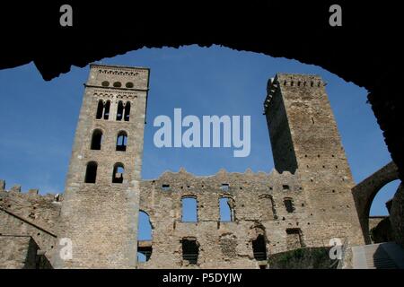 Monastero di Sant Pere de Roda (San Pietro di rose). Fondata intorno all'anno 900. Monastero benedettino. La presente costruzione è datata al XI secolo. Stile lombardo torre campanaria. Cap de Creus. Alt Emporda regione. La provincia di Girona. La Catalogna. Spagna. L'Europa. Foto Stock