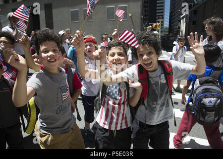 Scuola pubblica i bambini marzo in Manhattan inferiore lungo Broadway all annuale patriottica bandiera parata del giorno nella città di New York. Foto Stock