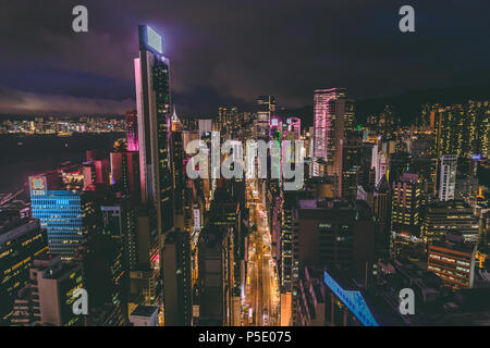 Vista aerea della città di Hong Kong skyline notturno Foto Stock