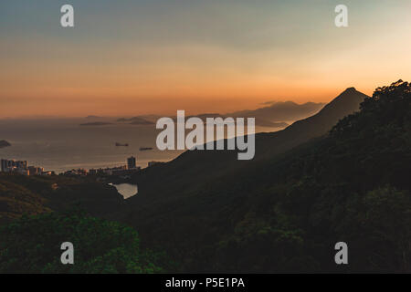 Montagne e vista sulle isole intorno a Hong Kong al tramonto