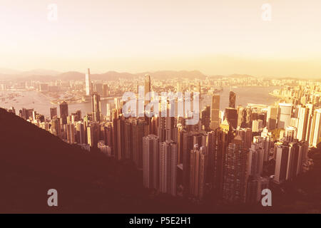 Hong Kong skyline della citta' al tramonto dorato vista dal Victoria Peak Foto Stock