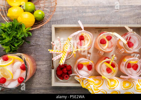 Lampone limonata guarnita con limone fresco di lamponi e bere in vasetti di vetro. Foto Stock