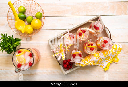 Lampone limonata guarnita con limone fresco di lamponi e bere in vasetti di vetro. Foto Stock