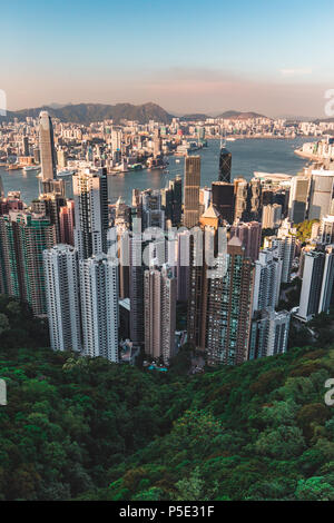 Hong Kong skyline della città vista dal Victoria Peak diurna con cielo blu Foto Stock