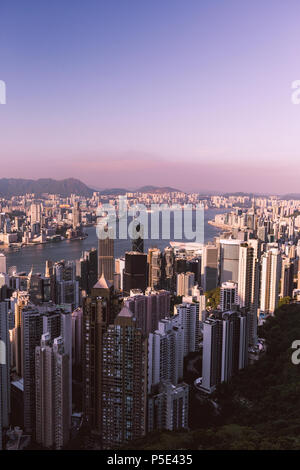 Hong Kong skyline della città vista dal Victoria Peak diurna con cielo blu Foto Stock