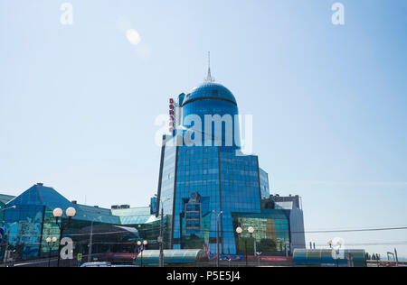 Stazione ferroviaria di vetro blu a Samara Russia. In una soleggiata giornata estiva. 24 Giugno 2018 Foto Stock