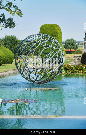 Revolving funzione acqua con piccoli getti di acqua provenienti da tutta la struttura, Burton Agnese Hall, East Riding of Yorkshire, Regno Unito, GB. Foto Stock