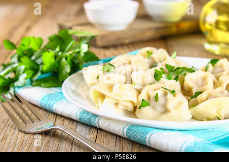In casa pronto gnocchi su un vecchio tavolo in legno Foto Stock
