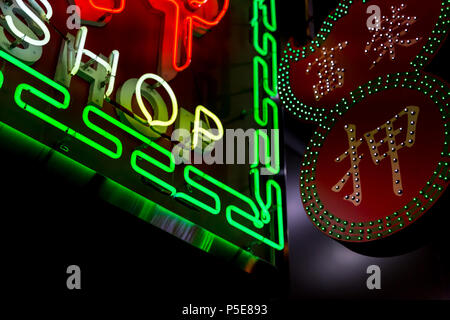 HONG KONG - Giugno 01, 2018: Neon shop segno di Hong Kong di notte Foto Stock