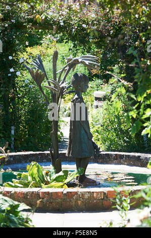 Scultura d'acqua in un laghetto di gigli a Burton Agnese Hall, East Yorkshire, Inghilterra, Regno Unito GB Foto Stock