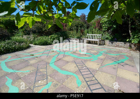 Dipinto di grandi dimensioni all'aperto i serpenti e scale in gioco una formale giardino murato, Burton Agnese Hall, East Riding of Yorkshire, Inghilterra, Regno Unito, GB. Foto Stock