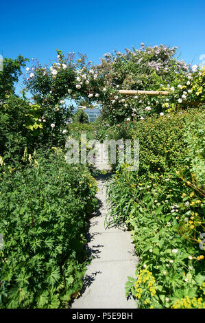 Cartine arch formale Elizabethan gardens a Burton Agnese Hall, East Riding of Yorkshire, Inghilterra, Regno Unito, GB. Foto Stock