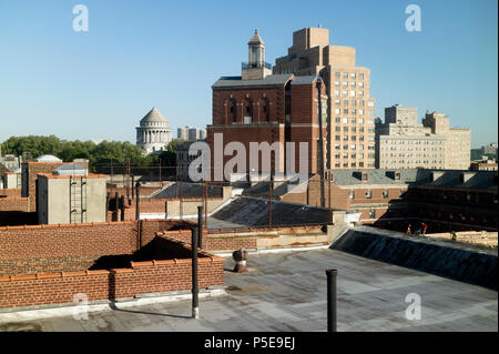 Upper West Side di New York STATI UNITI D'AMERICA. 2018. Vista sul tetto per la concessione generale National Memorial, il Jewish Theological Seminary e gli edifici di Columbia Uni Foto Stock