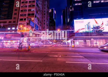 HONG KONG - Giugno 02, 2018: semaforo sentieri di notte a Wan Chai Hong Kong Foto Stock