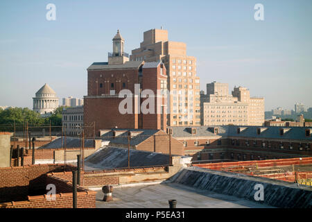 Upper West Side di New York STATI UNITI D'AMERICA. 2018. Vista sul tetto per la concessione generale National Memorial, il Jewish Theological Seminary e gli edifici di Columbia Uni Foto Stock