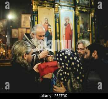 Famoso esorcista padre Sergei in Okhamchira, Sergei riceve le persone provenienti da tutta la Russia alla Messa domenicale nella chiesa Foto Stock