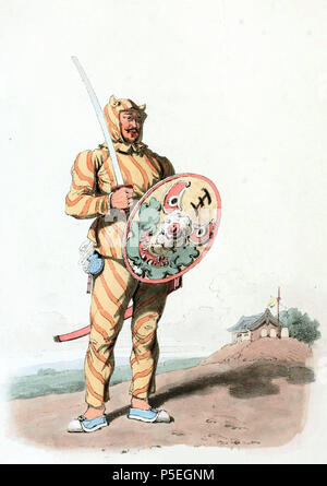 N/A. Inglese: Disegno di William Alexander, relatore per parere della Ambasciata Macartney alla Cina nel 1793. Un soldato cinese di fanteria, o Tiger della guerra. I missionari europei hanno li denominate "le Tigri della guerra", dal loro abito, che ha qualche somiglianza con quella animale; essendo a strisce e avente le orecchie sul cappuccio. Egli detiene un scimitar e scudo fatto di vimini o cesto-lavoro. Sullo schermo è il volto di un mostro di intimidire il nemico. Immagine presa dal costume di Cina, illustrato nelle quarantotto incisioni colorate, pubblicata a Londra nel 1805. 1800. William Alexander (1767-1816 Foto Stock