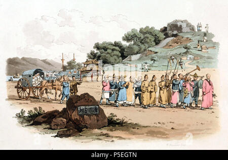 N/A. Inglese: Disegno di William Alexander, relatore per parere della Ambasciata Macartney alla Cina nel 1793. Una processione funebre in Cina. Il leader della processione è un sacerdote, che porta un fiammifero acceso, con stagno-foil e cracker, alla quale egli si incendia quando passa un tempio o altri edifici per scopi di sacro. Di seguito sono riportati quattro musicisti con gong, flauti e trombe; due persone titolari di insegne; due persone in lutto e una relativa invecchiati. La bara è portato da quattro uomini. Un cavallo-azionato il carrello contenente tre femmine è al termine del corteo funebre. Immagine presa dal costume di Foto Stock