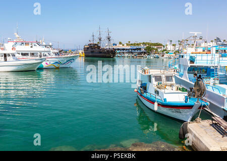 Vecchia Marina a Ayia Napa, Cipro con yacht privati e barche, una tradizionale barca da pesca e il turista nave pirata chiamata la Perla Nera, Foto Stock