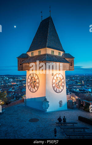 Bella vista al crepuscolo del famoso Grazer Uhrturm (clock tower) accesa durante il blue ora al tramonto, Graz, Regione Stiria, Austria Foto Stock