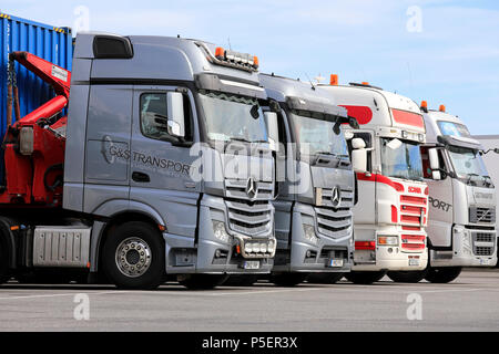 Flotta di carrelli NEL REGNO UNITO, due Mercedes-Benz Actros nella parte anteriore, di G&S Trasporto, parcheggiato su finlandese di arresto carrello cantiere. Hirvaskangas, Finlandia - 15 giugno 2018. Foto Stock