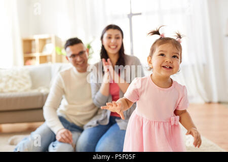 Happy Baby girl e i genitori a casa Foto Stock