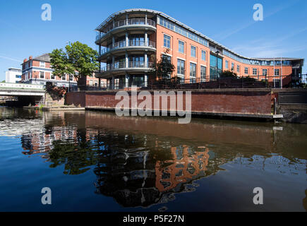 Riflessioni nel canale a Nottingham City Waterfront, Nottinghamshire England Regno Unito Foto Stock