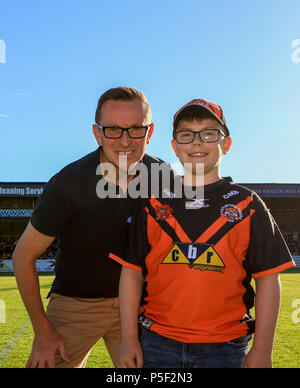 Venerdì 22 Giugno 2018 , Mend-a-tubo Jungle Stadium, Inghilterra; Betfred Super League, Castleford Tigers v Wigan Warriors; mascotte in confronto con la Castlefor Foto Stock