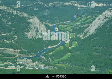 Il Banff Springs golf course come visto dalla Montagna di Zolfo Foto Stock