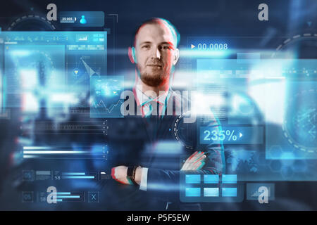 Close up di imprenditore con schermi virtuali Foto Stock