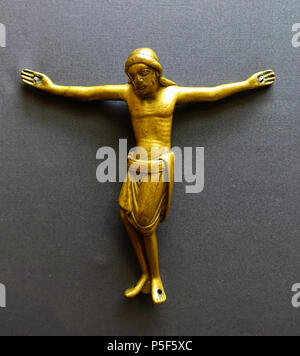 343 Cristo crocifisso da una croce astile, probabilmente da Rainer von Huy, Liege, c. 1110-1120, fusione di bronzo - Museo Schnütgen - Colonia, Germania - DSC09953 Foto Stock