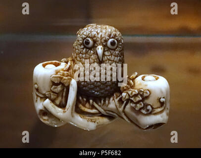 N/A. Inglese: presentano nell'Linden-Museum - Stuttgart, Germania. 6 dicembre 2015, 11:30:31. Daderot 205 Bird netsuke, Giappone - Linden-Museum - Stoccarda, Germania - DSC03494 Foto Stock