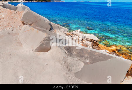 Bianchi e grandi blocchi di marmo grezzo in una cava in Grecia Foto Stock