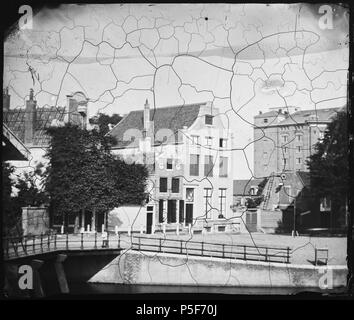 N/A. Beschrijving Bickersplein Gezien Vanaf de Haarlemmer Houttuinen naar Grote Bickersstraat 2 t/m 10 (v.r.n.l.) tem po nr. 4 werf de Reus. Uiterst links ged. brug nr. 312 over de Eilandsgracht. Documenttype foto Vervaardiger Olie, Jacob (1834-1905) Collectie Collectie Giacobbe Olie Jbz. Datering 1861 Geografische naam Bickersplein Inventarissen http://stadsarchief.amsterdam.nl/archief/10019 Afbeeldingsbestand 10019A000513 . 1861. Giacobbe Olie (1834-1905) nomi alternativi Giacobbe Olie Jbz. Giacobbe Olie Jbzn. Descrizione fotografo olandese Data di nascita e morte 19 Ottobre 1834 25 aprile Foto Stock