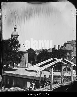 N/A. Beschrijving Bickersplein 1, 2, 3 (v.r.n.l.) Gezien Vanaf de Haarlemmer Houttuinen naar de N.H. Eilandskerk, Bickersgracht 1 (link, gesloopt nel 1950). Mogelijk vanuit Het Huis van Wichger Meursing, scheepsbouwmeester, Haarlemmer Houttuinen 105. Op de voorgrond è brug nr. 312. Documenttype foto Vervaardiger Olie, Jacob (1834-1905) Collectie Collectie Giacobbe Olie Jbz. Datering 1862 t/m 1863 Geografische naam Bickersplein Inventarissen http://beeldbank.amsterdam.nl/afbeelding/10019A000542 Afbeeldingsbestand 10019A000542 . 1862. Giacobbe Olie (1834-1905) nomi alternativi Giacobbe O Foto Stock