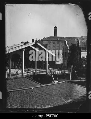 N/A. Nederlands: Beschrijving Bickersplein 1'', 2', 3 (links'', v.s.r.n.l.) Gezien Vanaf de Haarlemmer Houttuinen over de Eilandsgracht naar brug nr. 312 en de Grote Bickersstraat met de fabriek 'Java' van de Amsterdamsche Stoom Suikerraffinaderij (rechts). Op de voorgrond zijn daken van twee loodsen aan de Haarlemmer Houttuinen. Documenttype foto Vervaardiger Olie'', Jacob (1834-1905) Collectie Collectie Giacobbe Olie Jbz. Datering 1863 t/m 1864 Geografische naam Bickersplein Inventarissen http://stadsarchief.amsterdam.nl/archief/10019 Afbeeldingsbestand 10019A000555 generato con Dememor Foto Stock