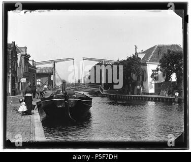 N/A. Nederlands: Beschrijving Diemerbrug (gemeente Diemen) Gezien naar brug over de Weespertrekvaart. Links de Prins Hendrikkade. Op de achtergrond de Hartveldseweg. Documenttype foto Vervaardiger Olie'', Jacob (1834-1905) Collectie Collectie Giacobbe Olie Jbz. Datering 1890 Inventarissen http://stadsarchief.amsterdam.nl/archief/10019 Afbeeldingsbestand 10019A001329 generato con Dememorixer . 1890. Giacobbe Olie (1834-1905) nomi alternativi Giacobbe Olie Jbz. Giacobbe Olie Jbzn. Descrizione fotografo olandese Data di nascita e morte 19 Ottobre 1834 25 aprile 1905 Luogo di nascita e morte Amst Foto Stock