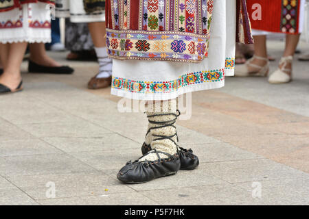 Bella tradizionali della Romania i costumi e le calzature da Dobrogea , Romania Foto Stock