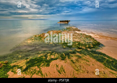 Bellezza nuvoloso tramonto sul mare presso la costa del Mar Nero, Bulgaria Foto Stock