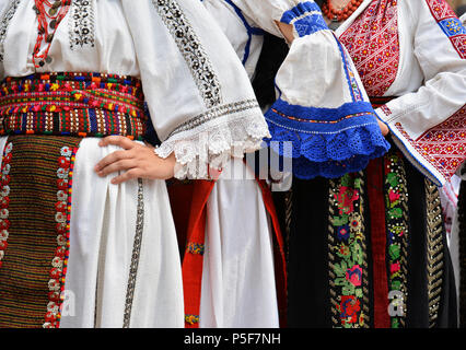 Bella tradizionali della Romania i costumi e le calzature da Dobrogea , Romania Foto Stock