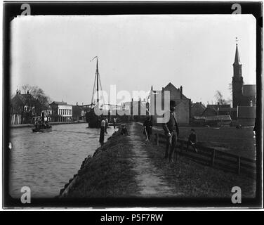 N/A. Nederlands: Beschrijving Diemerbrug (gemeente Diemen) Gezien naar brug over de Weespertrekvaart. Op de voorgrond de Venserkade en N.H. kerk (gedeeltelijk). Documenttype foto Vervaardiger Olie'', Jacob (1834-1905) Collectie Collectie Giacobbe Olie Jbz. Datering 1893 Inventarissen http://stadsarchief.amsterdam.nl/archief/10019 Afbeeldingsbestand 10019A001371 generato con Dememorixer . 1893. Giacobbe Olie (1834-1905) nomi alternativi Giacobbe Olie Jbz. Giacobbe Olie Jbzn. Descrizione fotografo olandese Data di nascita e morte 19 Ottobre 1834 25 aprile 1905 Luogo di nascita e morte Amsterdam Foto Stock